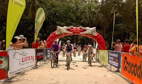 Chris Neal, "lanterne rouge", crosses the finishline in Cape Tribulation.