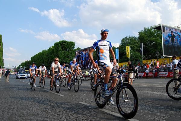 Garmin during its lap of honour around the Champs-Elys&eacute;es.