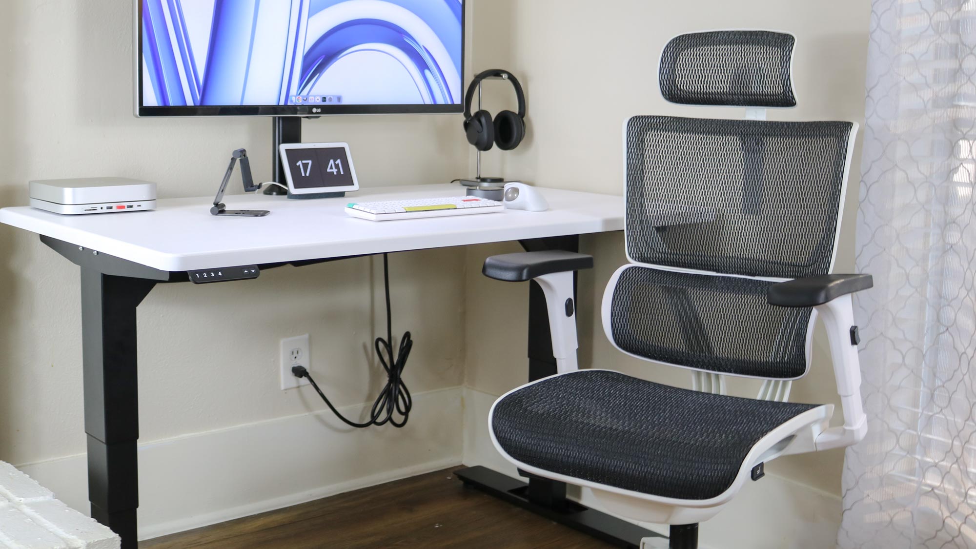 Office chair in front of desk with Mac mini M2, monitor and other accessories