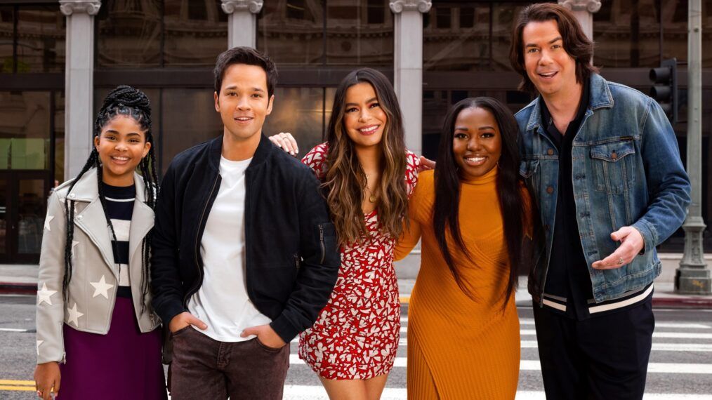 Left to right: Jaidyn Triplett, Nathan Kress, Miranda Cosgrove, Laci Mosley, and Jerry Trainor - cast of iCarly reboot