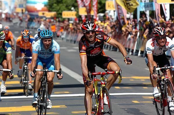 Spain's Alejandro Valverde (Caisse d'Epargne) wins.