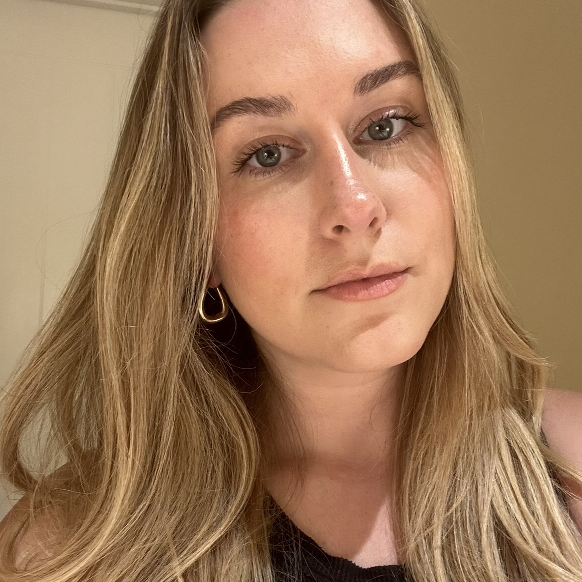 Who What Wear beauty editor Kaitlyn McLintock wearing Lancome Lash Idole Mascara