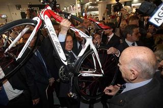 Berlusconi received a Colnago bike from Ernesto
