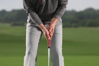 How to grip a putter