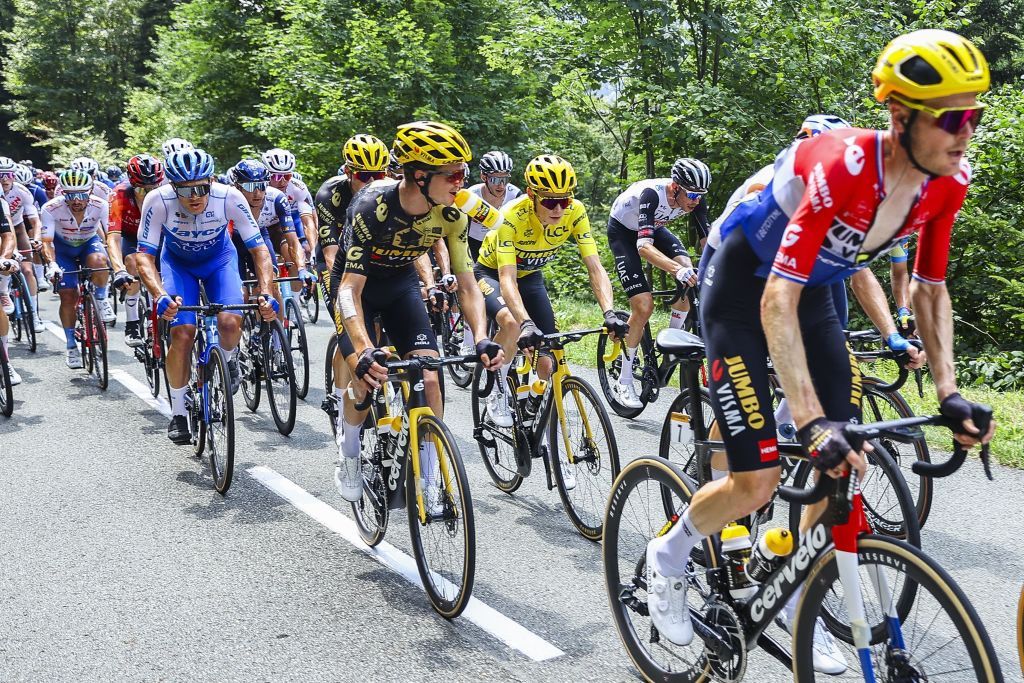 Maillot jaune Jonas Vingegaard is surrounded by his Jumbo Visma teammates in the peloton