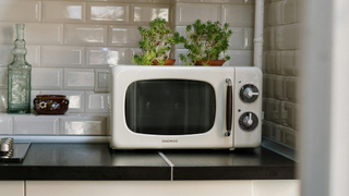 Image of a Daewoo countertop microwave