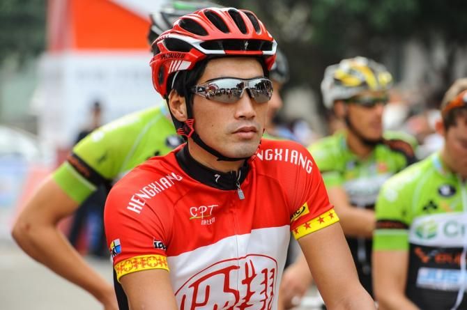 Li Fuyu leading the young Chinese riders in Heng Xiang Cycling Team
