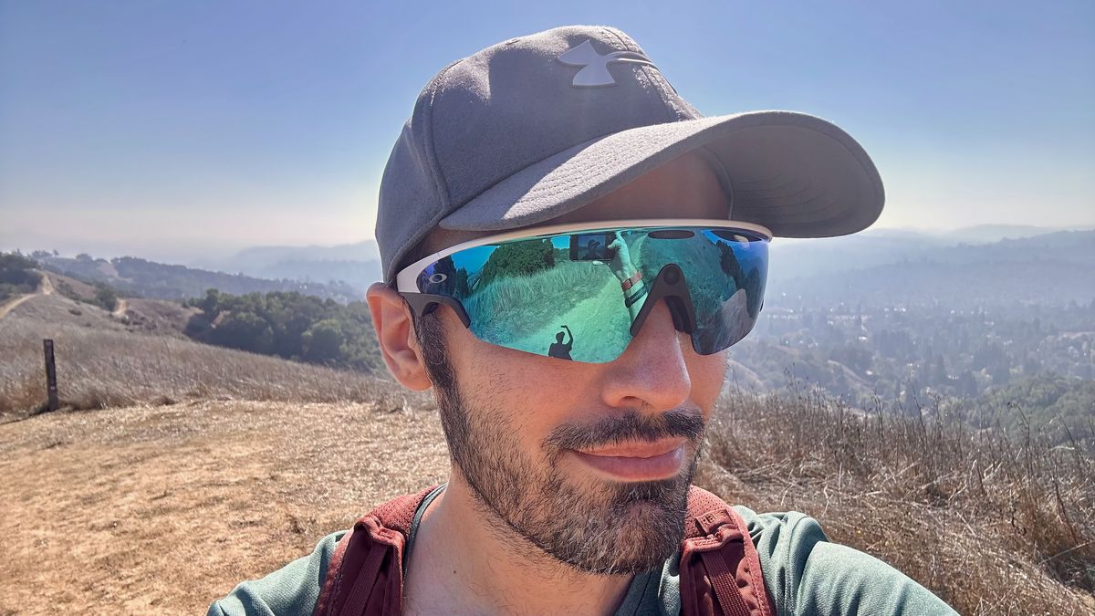 A photo of the author wearing Oakley Meta Vanguard with a valley behind him.