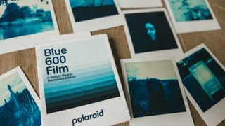 Polaroid lanza su nueva película: Blue 600 Film Reclaimed Edition