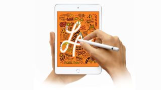 A user drawing on the iPad mini with a first-generation Apple Pencil