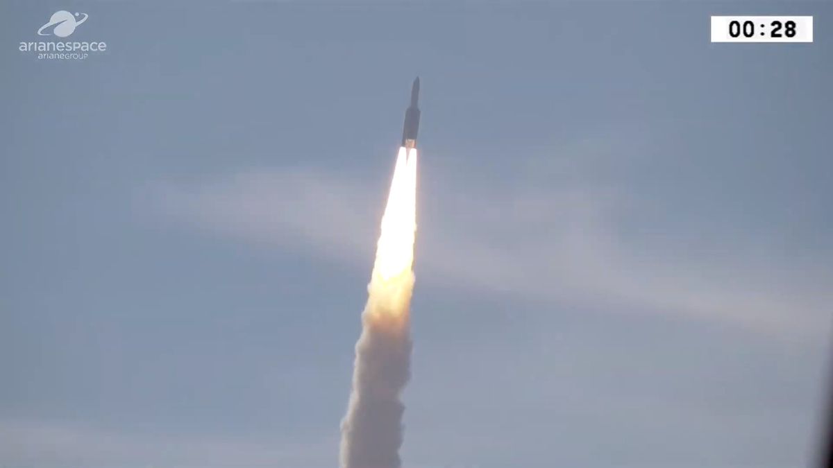 In Photos: Ariane 5 Rocket Launches Intelsat 39 and EDRS-C ...