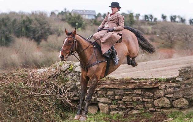 A lovely picture of OLS Flying Vision crossing the Kilkenny Hunt country in January