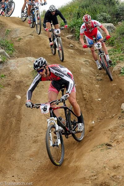 Geoff Kabush (Team Maxxis) descending with his unique wide style.