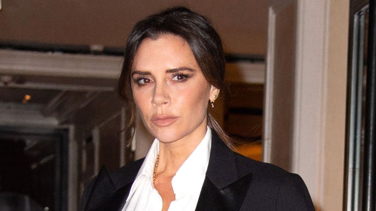 Victoria Beckham transforme son costume noir emblématique en tenue de soirée avec un body en dentelle sensuel