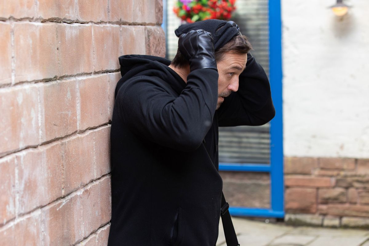 Warren Fox is going to rob Price Slice in Hollyoaks