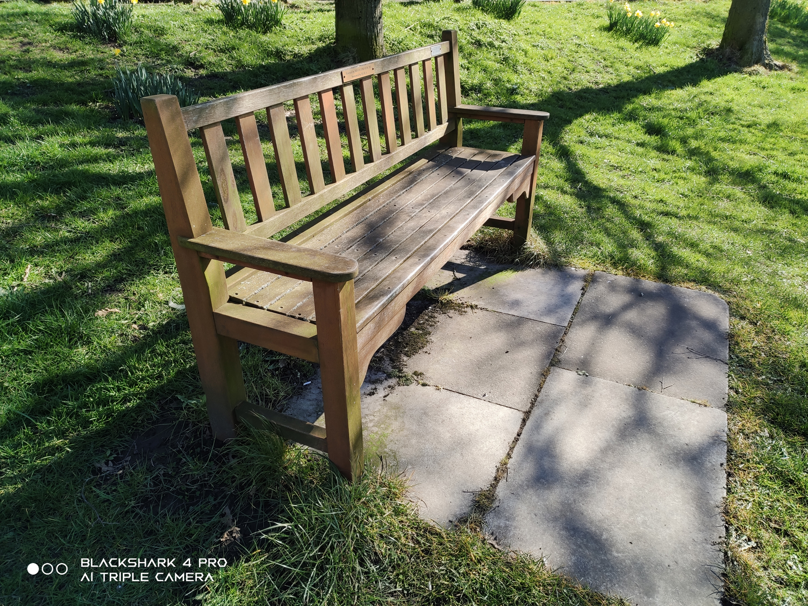 Xiaomi Black Shark 4 Pro camera sample showing a bench