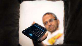 Image truquée du PDG de Microsoft jetant un smartphone équipé de l'application Alexa
