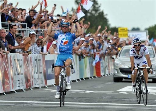 Thomas Voeckler (BBox Bouygues Telecom) beats Christophe Le M&eacute;vel (Francaise des Jeux)
