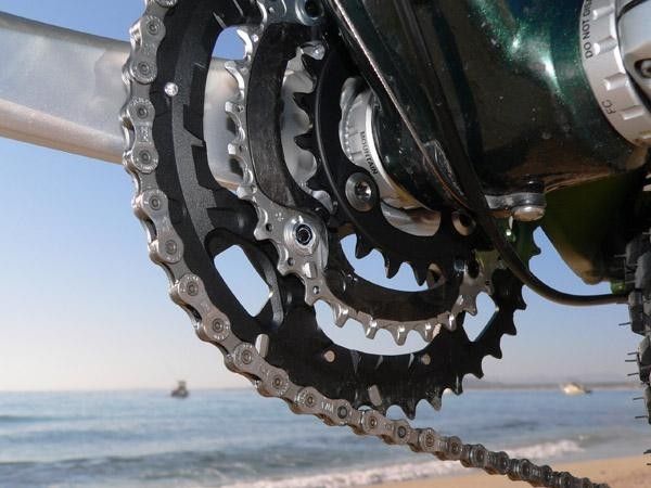 The new middle chainring borrows the carbon-reinforced hybrid construction of XTR but with more durable steel teeth.