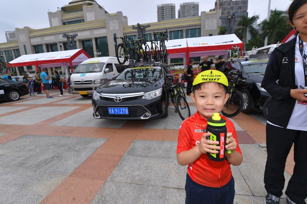 A Chinese cyclnig fan got a special present