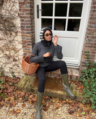 Rainy day outfits: @lenafarl wears a grey jumper with leggings and wellies