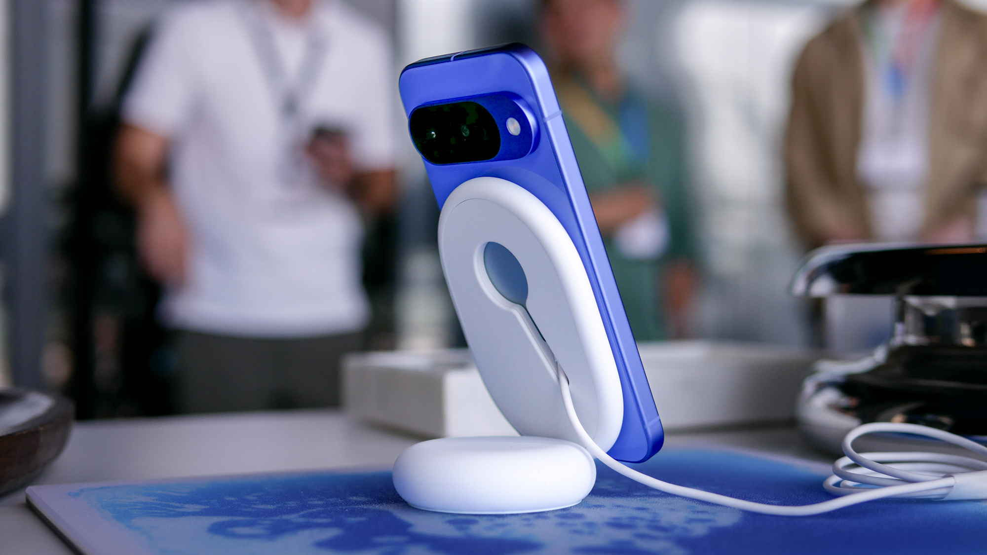 Google Pixelsnap wireless charger with stand demo with phone attached