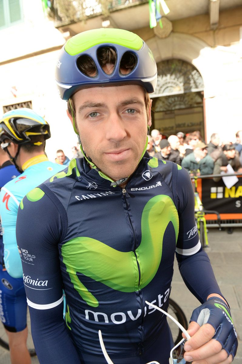 Alex Dowsett (Movistar) on Cateye's new helmet