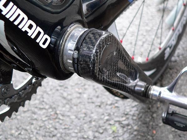 Shimano uses nearly the same attachment method for the new carbon crankset as on the recently introduced M970 XTR.