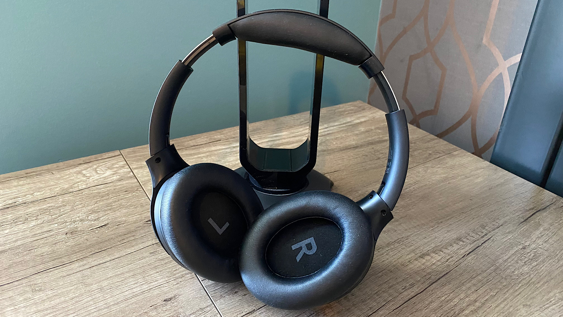 Earcups, turned inwards, of the Happy Plugs Play Pro over-ear headphones