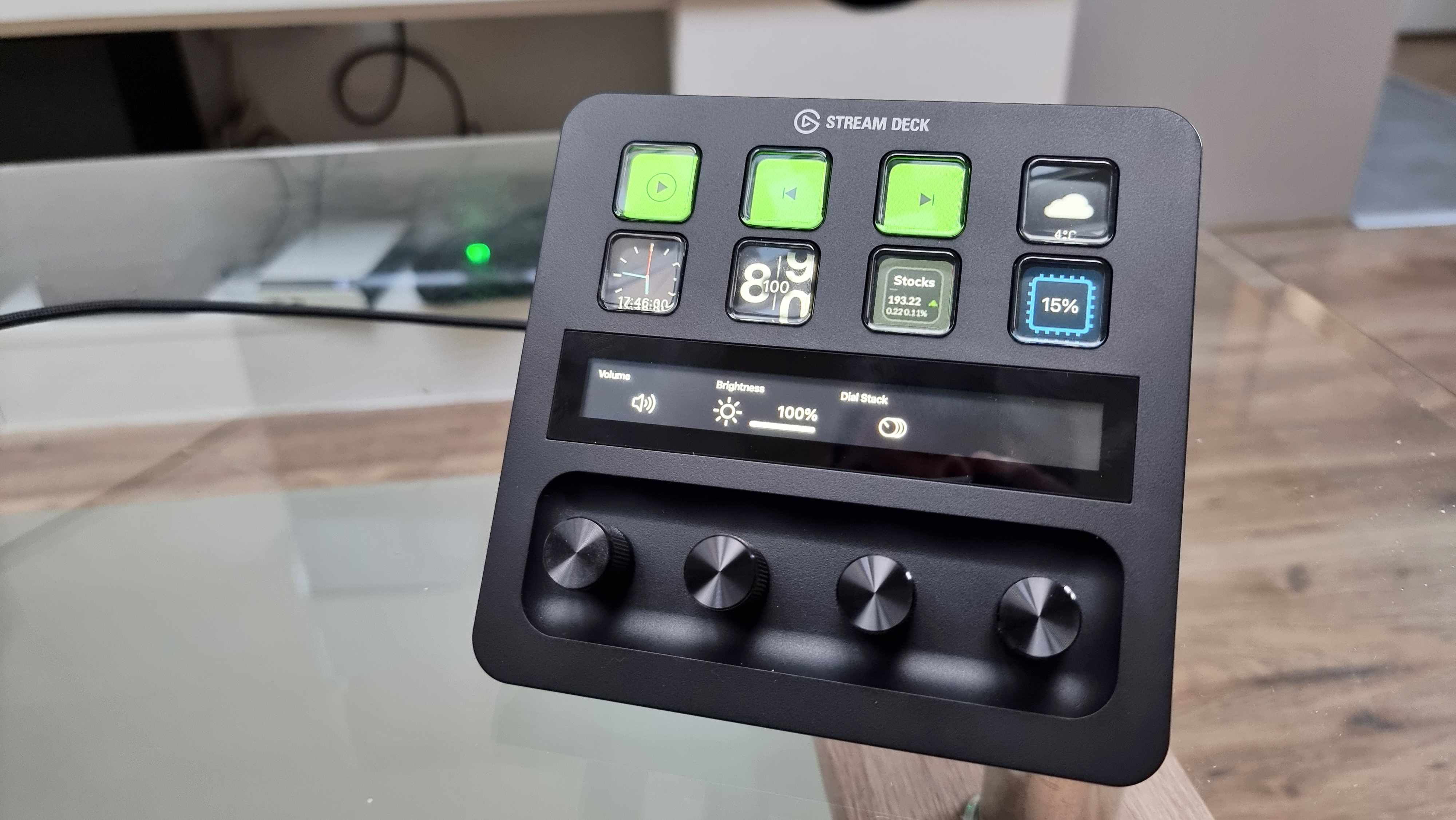 Elgato Stream Deck Plus cam bir masa üzerinde fotoğraflandı