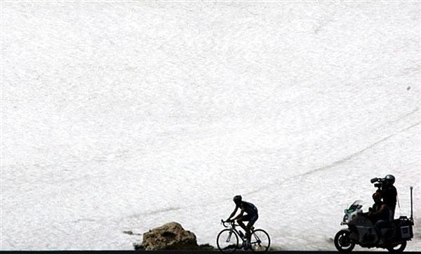 Yaroslav Popovych (Discovery Channel) rides in the Alps, which offers skiing even in the summer.