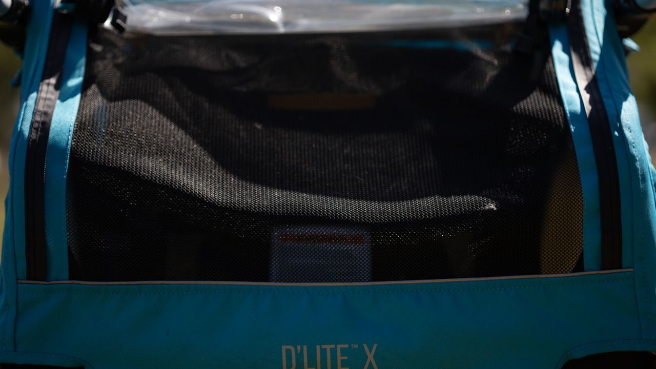 Burley D&rsquo;Lite X bike trailer rear window