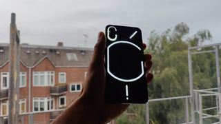 Nothing Phone (1) med bagsiden til og Glyph-lys tændt