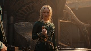 Galadriel tient la dague de Finrod dans sa main droite alors qu'elle envisage de la laisser partir dans le final de la saison 1 des Anneaux du Pouvoir.