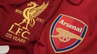 Klubbmärkena för Premier League-klubbarna Liverpool och Arsenal