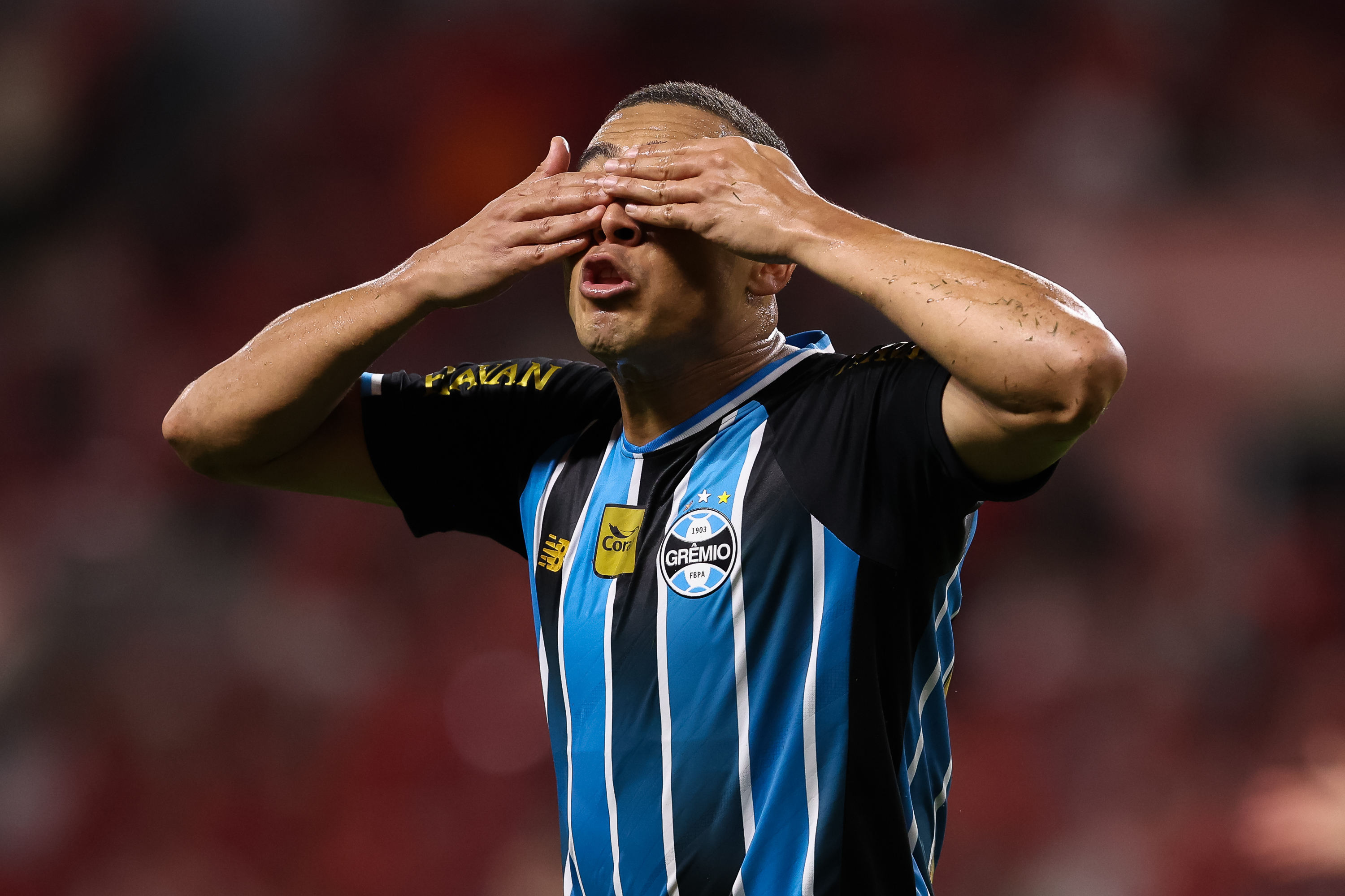 Carlos Vinicius covers his eyes