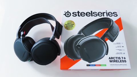 SteelSeries Arctis 7+ kuulokkeet ja myyntipaketti valkoista taustaa vasten