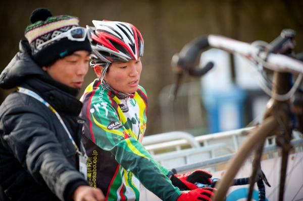 Yokoyama Kota talks about the course with team staff