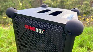Sharp Sumobox på gräsmatta