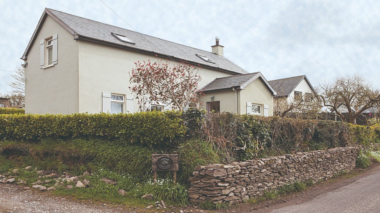 A house with a surrounding hedge