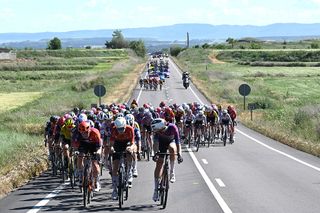 Echelons and crashes wreak havoc in final of Vuelta Femenina stage 3