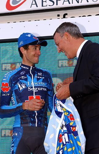 Roberto Heras (Liberty Seguros) receives the points jersey