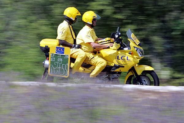 The chalk board shows the leaders at 27'55" off the front.