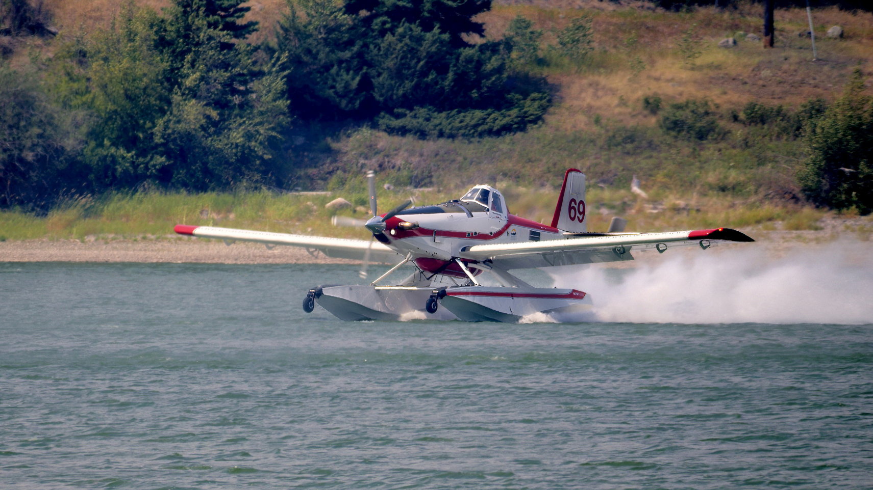 Plane gathering water from lake to tackle wildfires in Canada