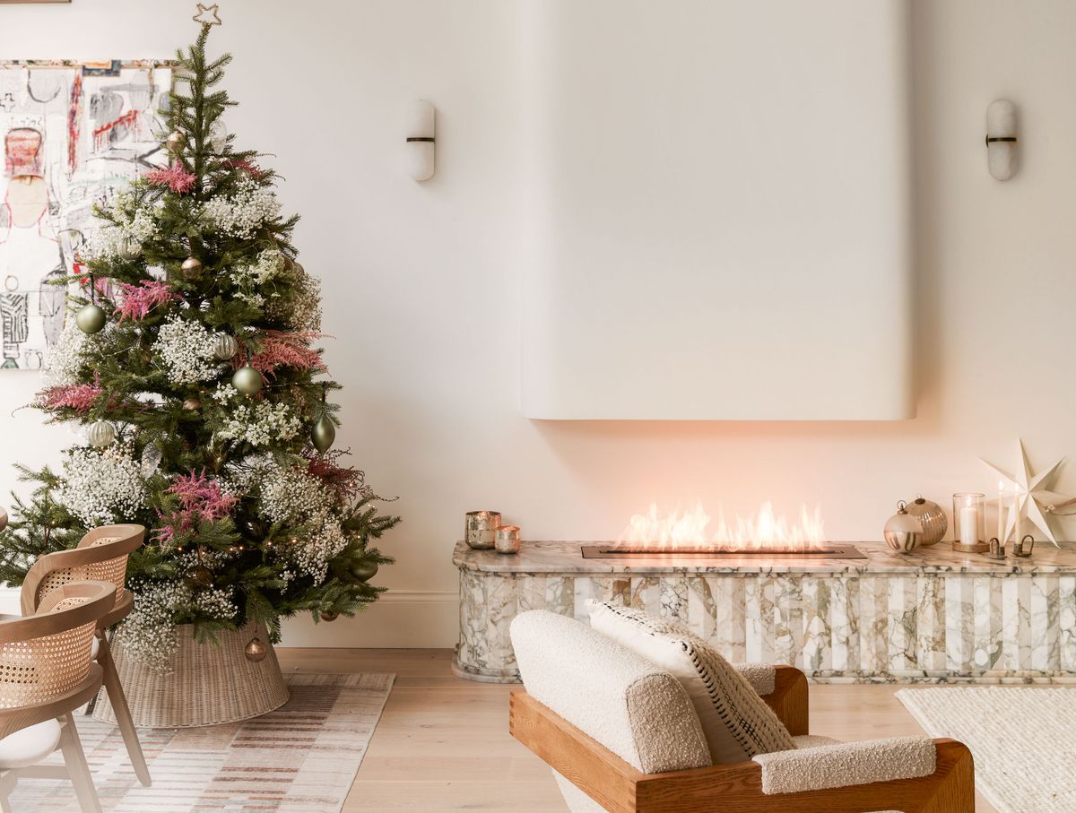 Objectifs de décoration de Noël ! Cette maison londonienne à la fois contemporaine et confortable prend de l'ampleur pour la saison des fêtes