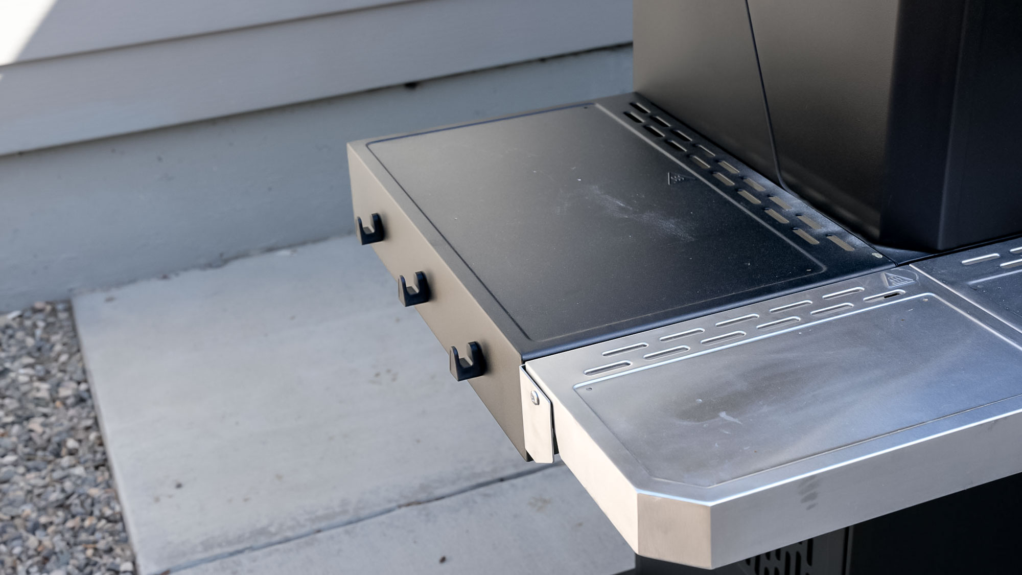 The Masterbuilt Gravity Series 1150 side cooking area and hooks