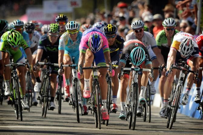 Filippo Pozzato (Lampre-Merida) takes a close victory in Plouay ahead of Giacomo Nizzolo (RadioShack Leopard)