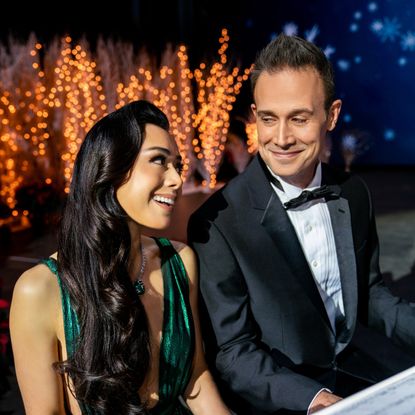 Christmas With You. (L to R) Aimee Garcia as Angelina, Freddie Prinze Jr as Miguel in Christmas With You. Cr. Jessica Kourkounis/Netflix © 2022.