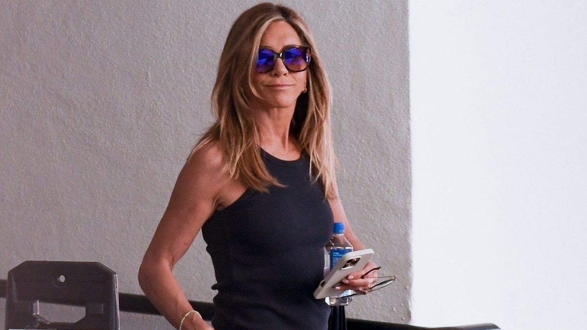 I'm in My 20s, and Jennifer Aniston Is in Her 50s—We're Both Sidelining Blue Jeans for This Cool 2025 Alt