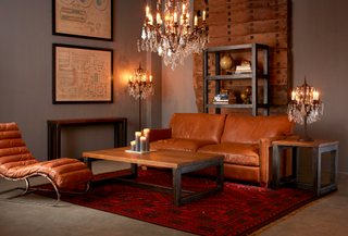 Δερμάτινος καναπές σε γκρι δωμάτιο με κόκκινο χαλί και ξύλινο τραπεζάκι σαλονιού, industrial εμφάνιση